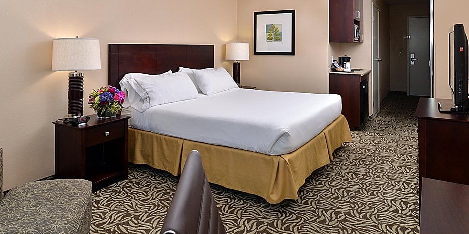 Holiday Inn Express & Suites Fresno (River Park) Hwy 41, an IHG Hotel