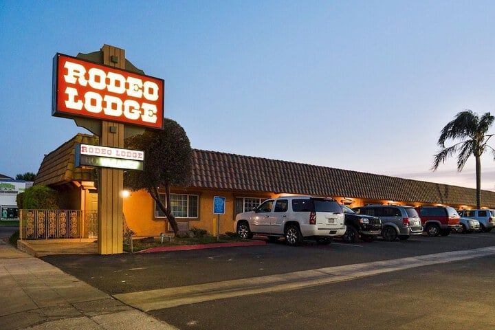 Rodeo lodge