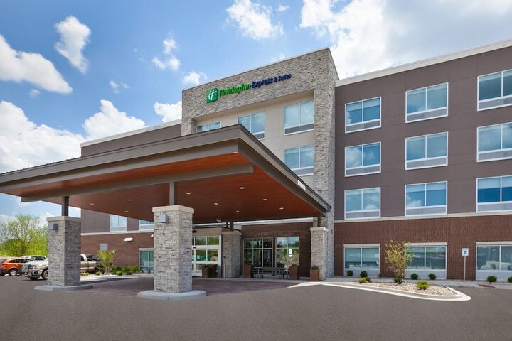 Holiday Inn Express & Suites Grand Rapids Airport - South, an IHG Hotel