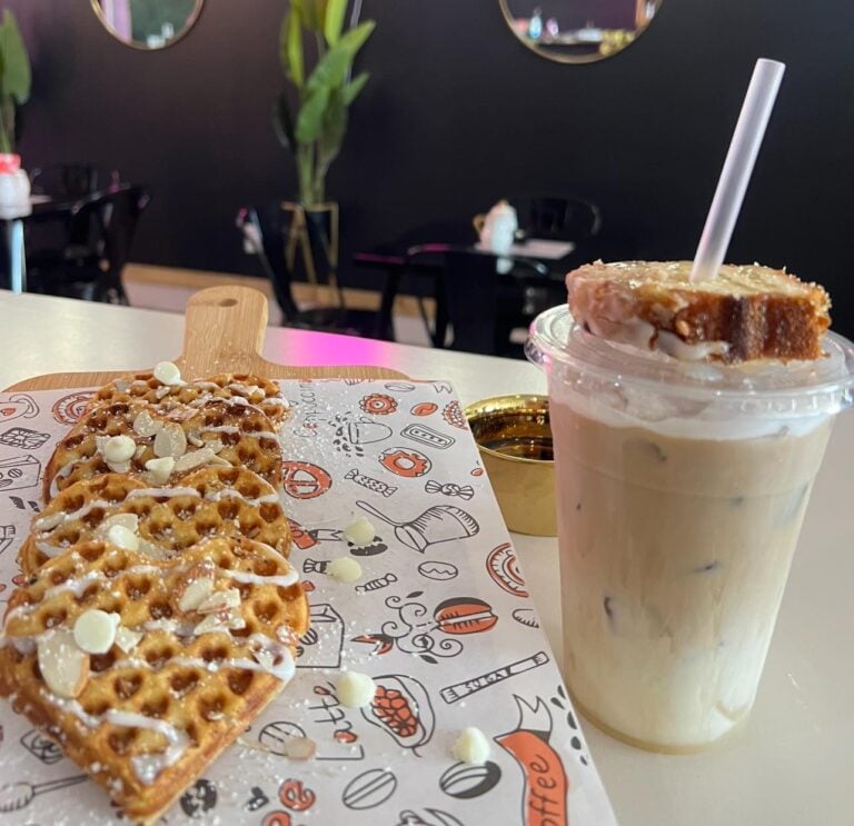 Amour Cafe' & CO - Coffee & Bookstore