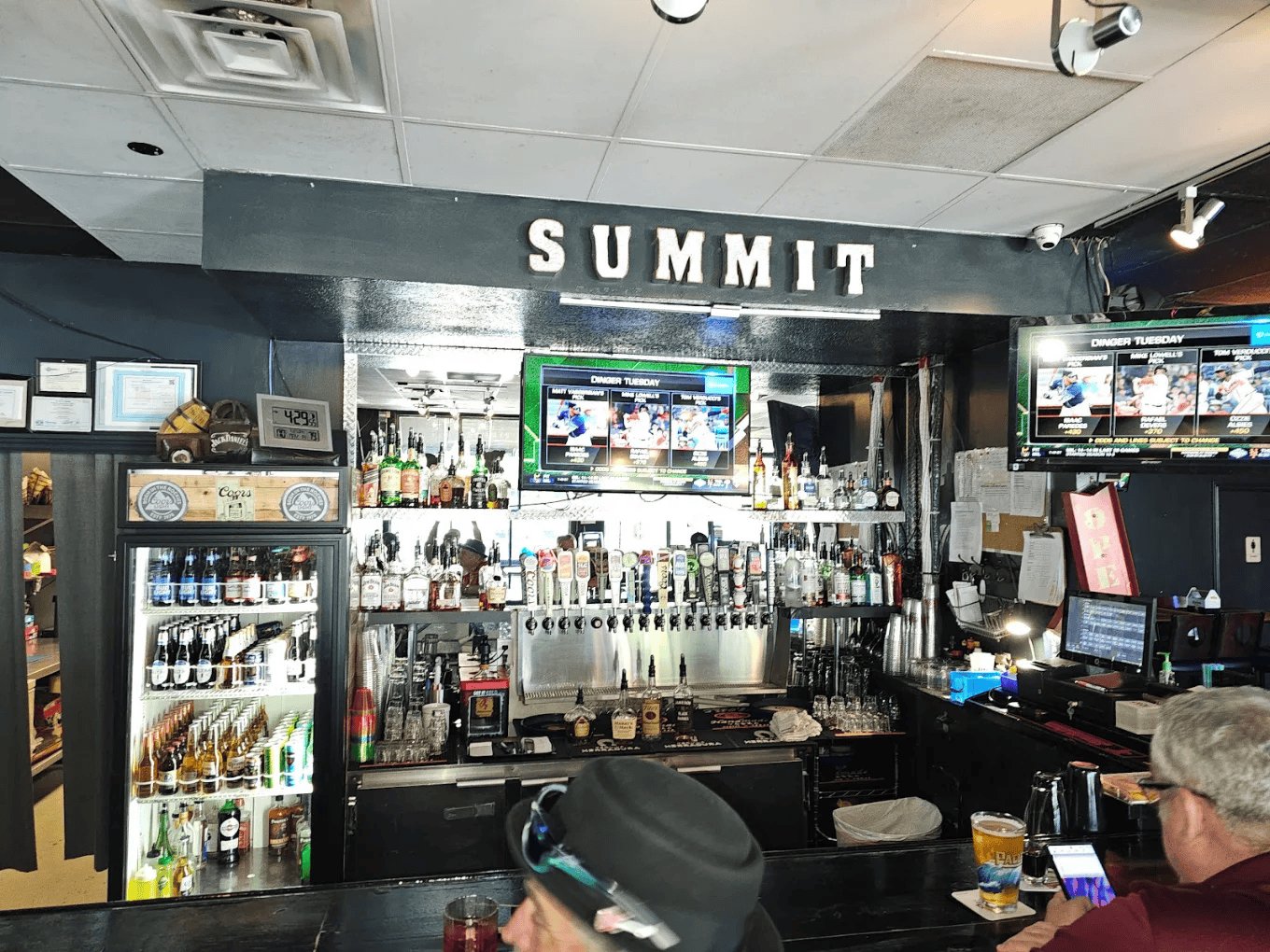 Summit Lounge