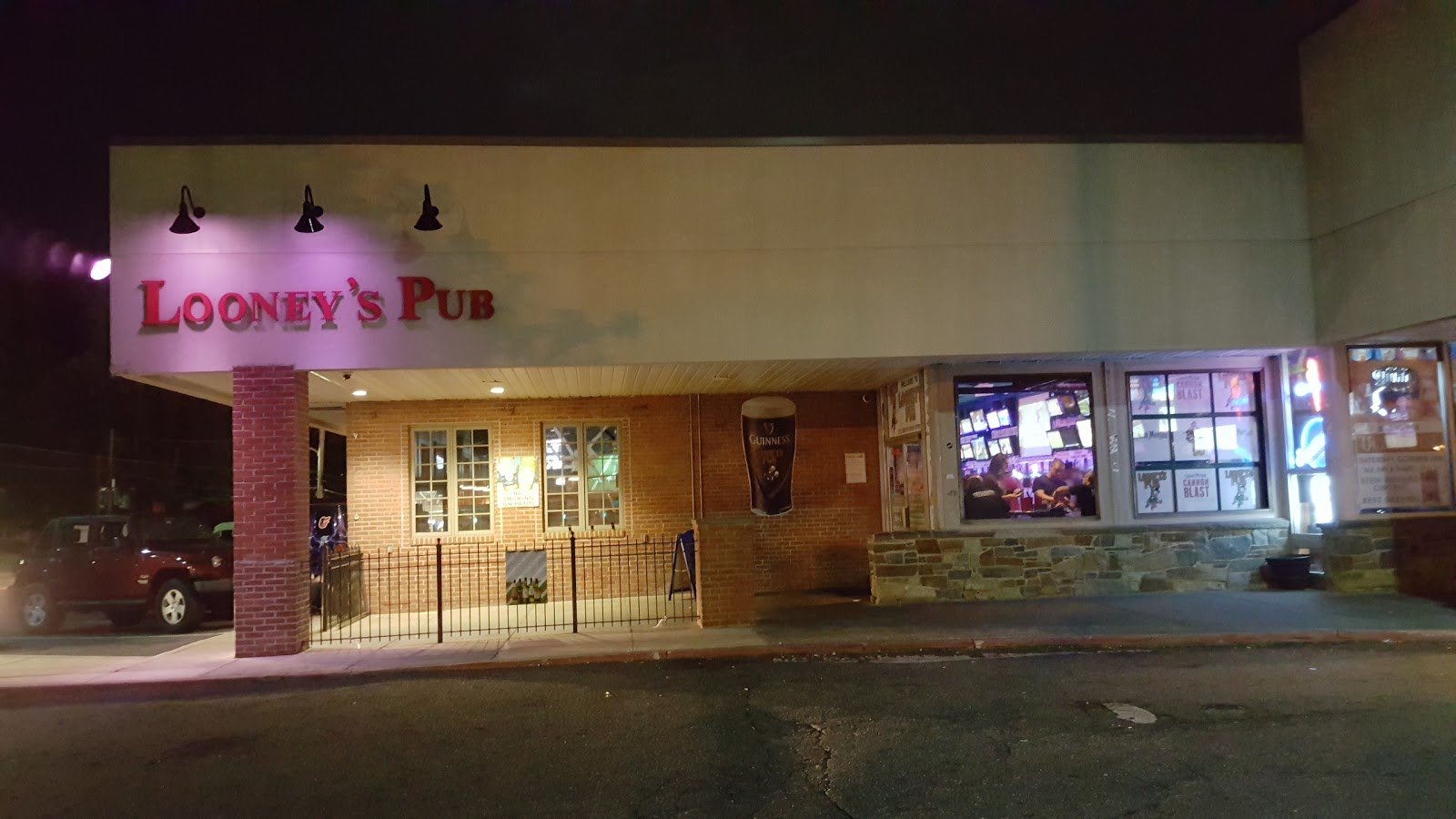 Looney's Pub