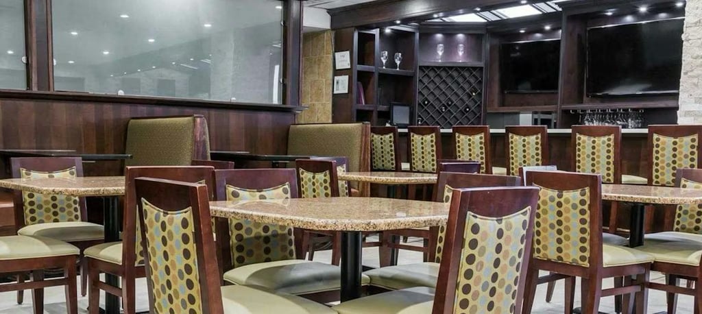 Hollywood Bar and Grill