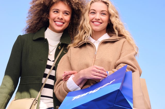 Tanger_HOL25_Center_S01_Warm Winter Layered Shopping_8734.jpg