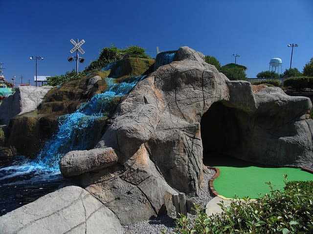 Hawaiian-Village-Mini-Golf_B49A518A-5056-A36A-0BAEE41CB8E1D888-b49a50105056a36_b49a59b4-5056-a36a-0b857f572b2698fb.jpg