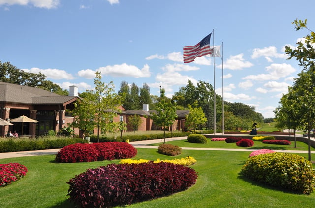 Colonnade_with_flag (3).jpg