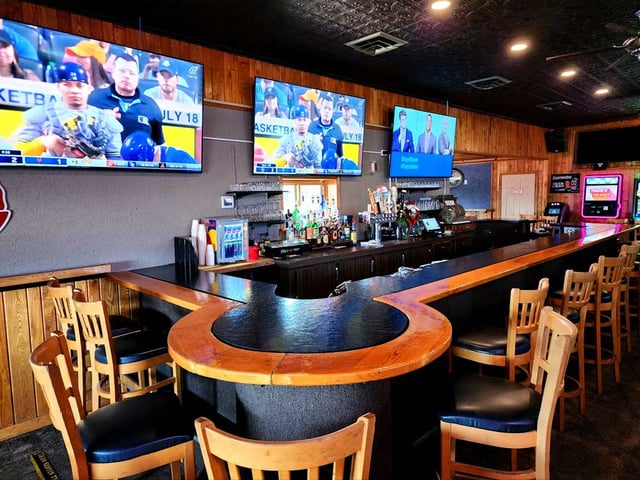 johnnys-bar-wisconsin-rapids-full-bar-tvs-watch-the-game.jpg