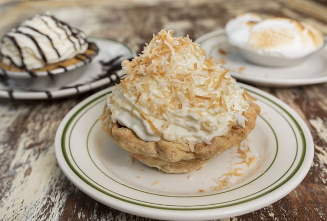 177-3-8772--Elsie's-Plate-&-Pie-medium.jpg