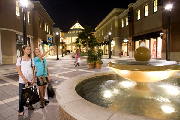 177-3-8316--ShoppingtheBoulevard__PC-Brian-Baiamonte.jpg