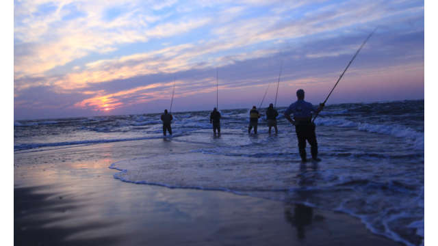 Surf-Fishing_828f2a6c-91c7-71c1-0886b952249fec0a.jpg