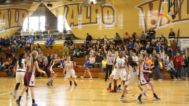 Lutheran_Basketball_at_Valparaiso_University_816e1b10-9e39-48b7-bd4d-332ce0f4ed62