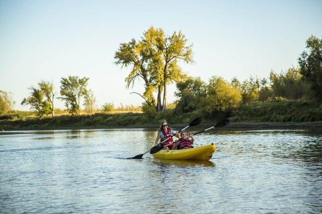 family-kayaking_930104bc5592b0f48aa7a928055610d9.jpg