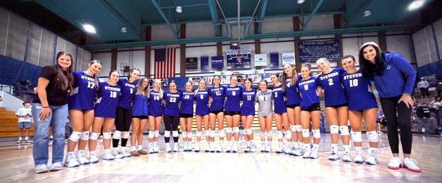 Raider vball team.jpg