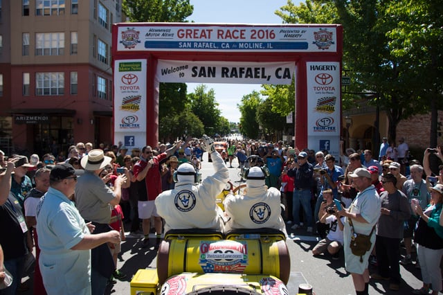 1918 American LaFrance takes the green flag in San Rafael, Calif.jpg