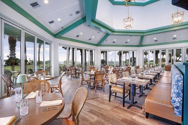 The-Clubhouse-restaurant-at-North-Palm-Beach-Country-Club.-Photo-by-Tyler-Benson-Photography--1024x684.jpg