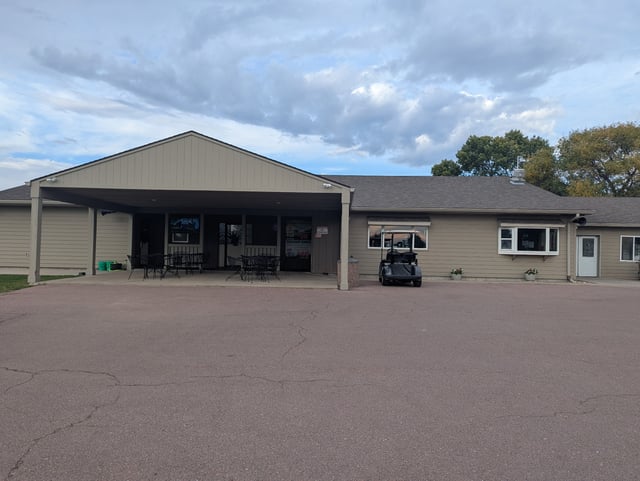 Lakeview Golf Course clubhouse east entrance.jpg