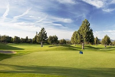 golf-central-oregon-eagle-crest-ridge-golf-course-hole-blue-flag.400x270