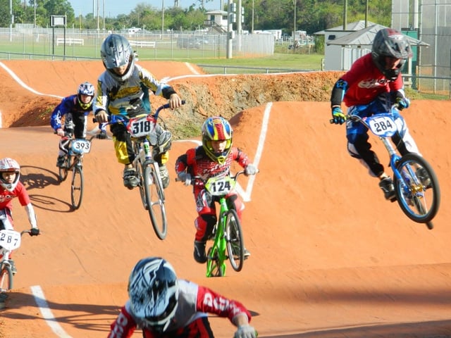 BMX-riders airborne_a2645c77-7c14-44f7-8f90-16e3913bc92e.jpg
