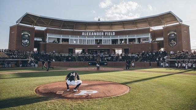 AlexanderField_20190416_DW543848