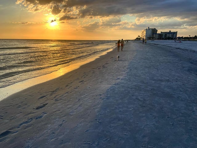 Postcard Inn on the Beach 9