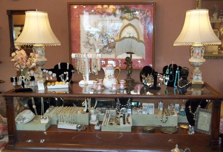 The Robins Nest Antiques