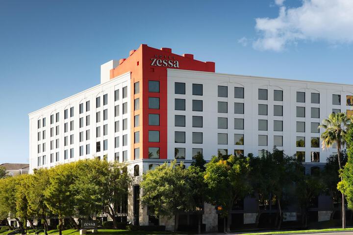 Hotel Zessa Orange County Airport, a DoubleTree by Hilton