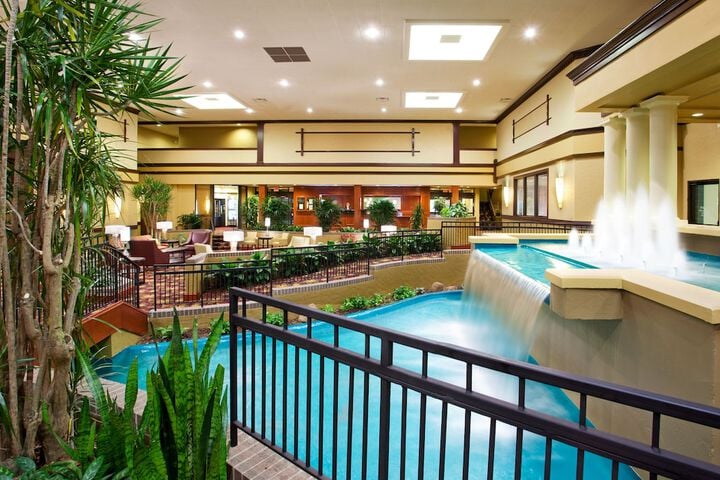 Holiday Inn & Suites Cincinnati-Eastgate (I-275E), an IHG Hotel