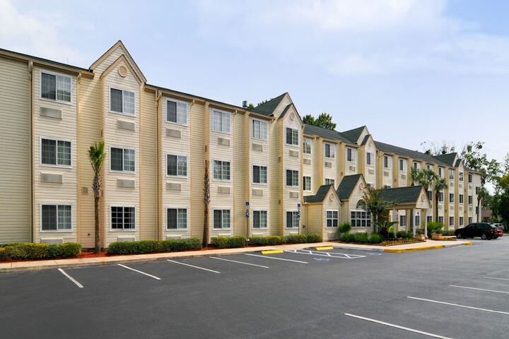 Hometown Inn & Suites