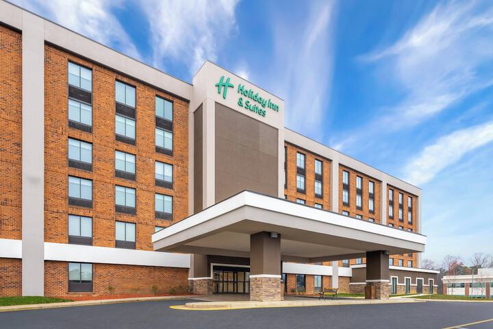 Holiday Inn and Suites: Richmond - West End, an IHG Hotel
