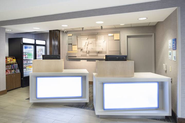 Holiday Inn Express Kansas City - at the Legends, an IHG Hotel