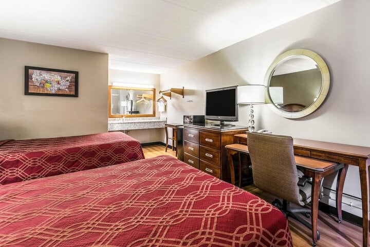 Econo Lodge North