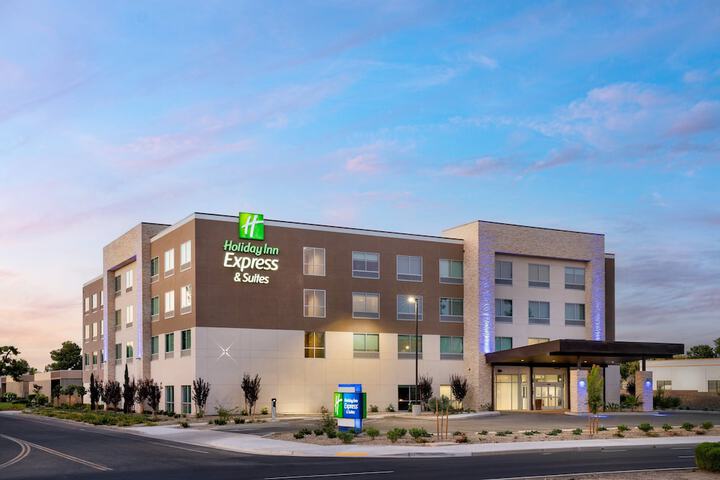 Holiday Inn Express & Suites Fresno Airport, an IHG Hotel