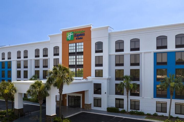 Holiday Inn Express & Suites Jacksonville SE- Med Ctr Area, an IHG Hotel