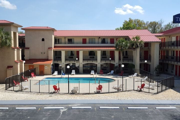 Tricove Inn & Suites