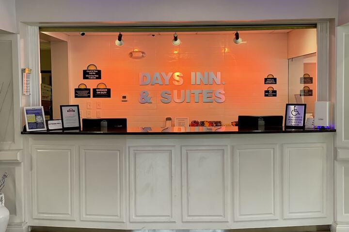 Days Inn & Suites by Wyndham Lakeland