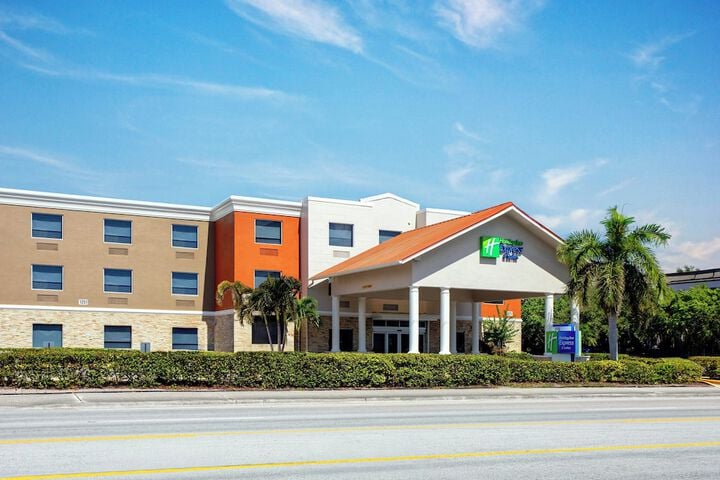 Holiday Inn Express & Suites Lantana, an IHG Hotel