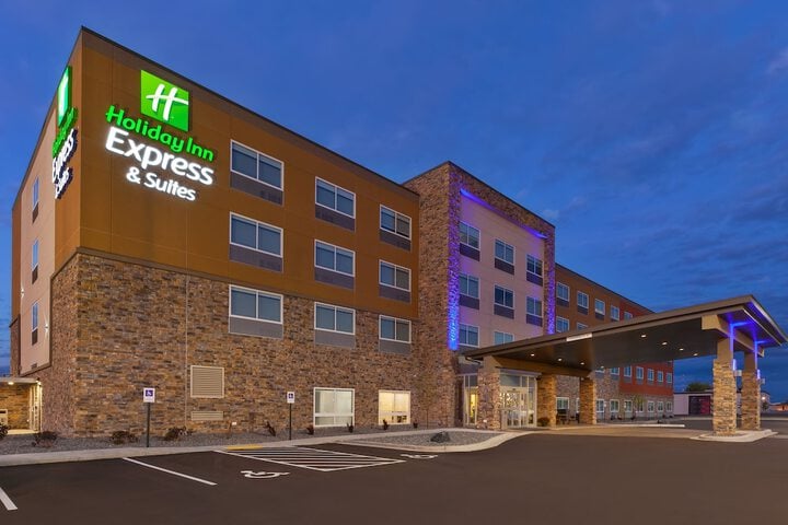 Holiday Inn Express & Suites Eau Claire West I-94, an IHG Hotel