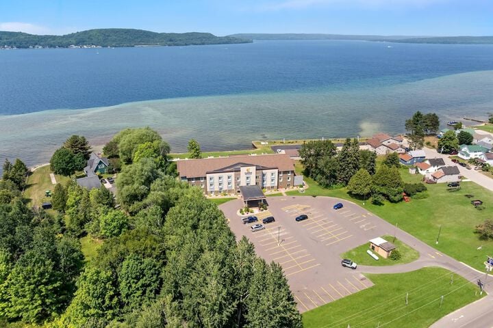 Comfort Inn & Suites Munising-Lakefront