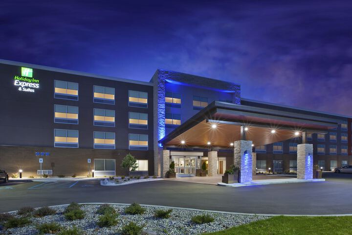 Holiday Inn Express & Suites Grand Rapids-North, an IHG Hotel
