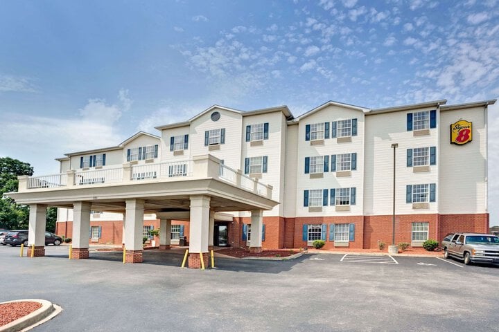 Super 8 by Wyndham Louisville/Expo Center
