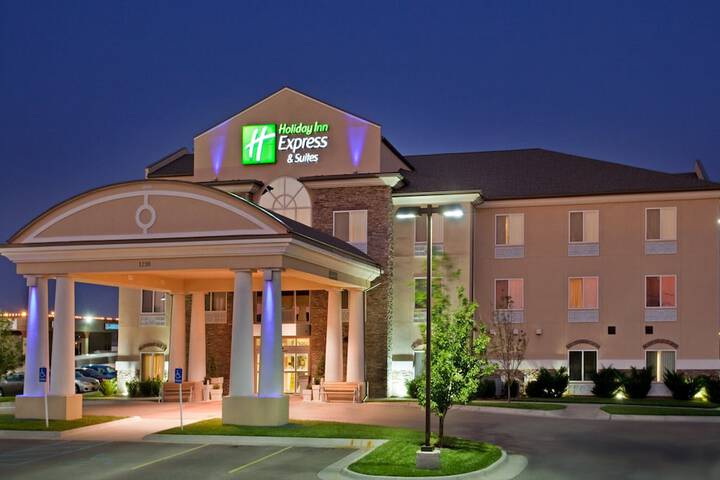 Holiday Inn Express & Suites Wichita Airport, an IHG Hotel