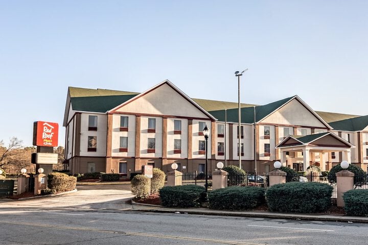 Red Roof PLUS+ & Suites Atlanta Airport South