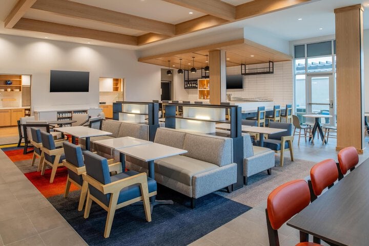 Hyatt House Fresno / Campus Pointe