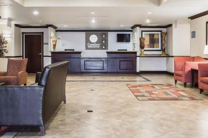 Comfort Inn & Suites Maingate South