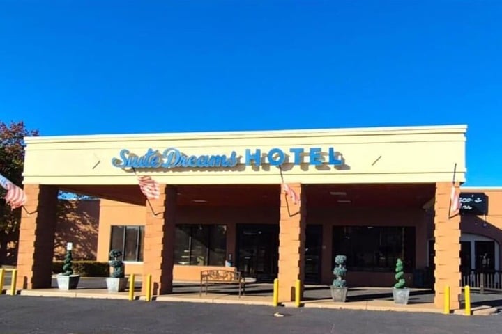 Suite Dreams Hotel