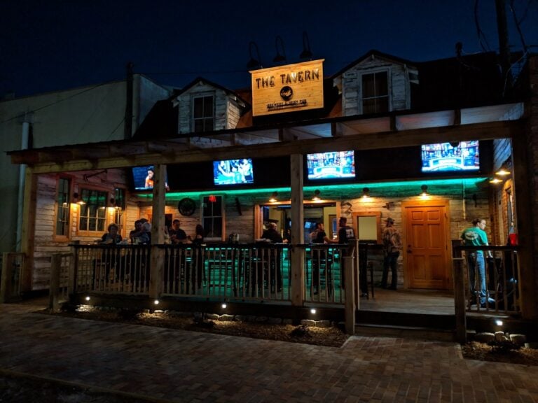 The Tavern Ribs and Rolls